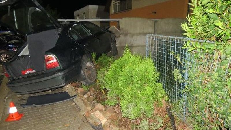 Octavia přeplněná opilou mládeží nabourala jiné auto, ploty a skončila ve dřevníku